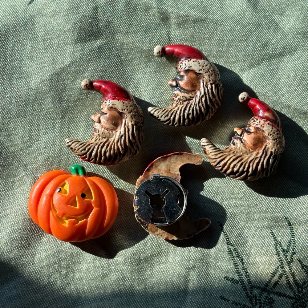 Vintage holiday button covers Old World Santa 1992 Jack Lantern Gibson Greetings